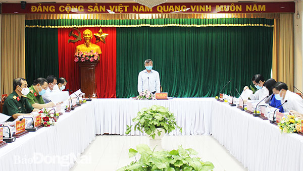 Chủ tịch UBND tỉnh Cao Tiến Dũng phát biểu tại hội nghị thống nhất các nội dung trình kỳ họp HĐND tỉnh thường lệ giữa năm