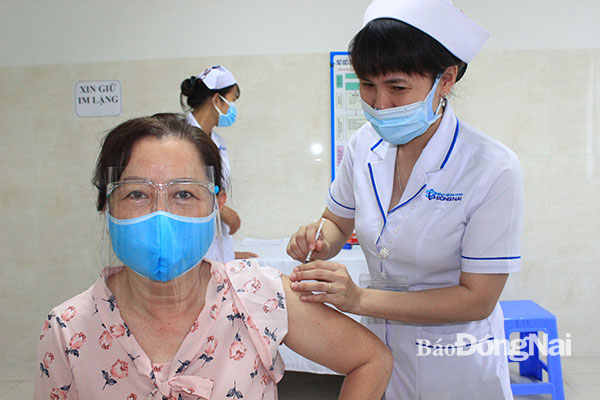 Tiêm vaccine Covid-19 cho cán bộ hưu trí tại Bệnh viện Đa khoa Đồng Nai