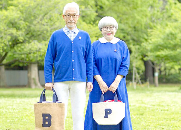 Vợ chồng ông bà Bon - Pon phối trang phục cùng tông màu xanh lam. Nguồn: boredpanda.com