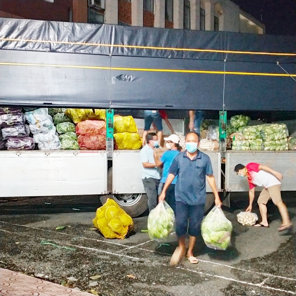 Những gian hàng 0 đồng do Sở NN-PTNT tổ chức trên địa bàn TP.Biên Hòa vừa hỗ trợ nông dân tiêu thụ nông sản, vừa hỗ trợ rau, thịt cho người dân gặp khó khăn trong vùng bị phong tỏa. Ảnh: N.N