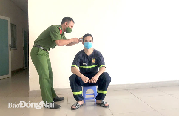 Đoàn viên Đoàn cơ sở Trại tạm giam Công an tỉnh cắt tóc cho cán bộ, chiến sĩ Khối cơ quan điều tra. Ảnh: Nguyễn Long