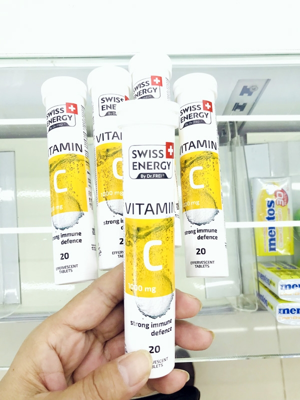 Những loại thuốc và thực phẩm chức năng trở nên khan hiếm. Trong ảnh: Ống Vitamin C sủi “cháy hàng” ngay từ đầu đợt dịch, người dân tìm mua khó khăn