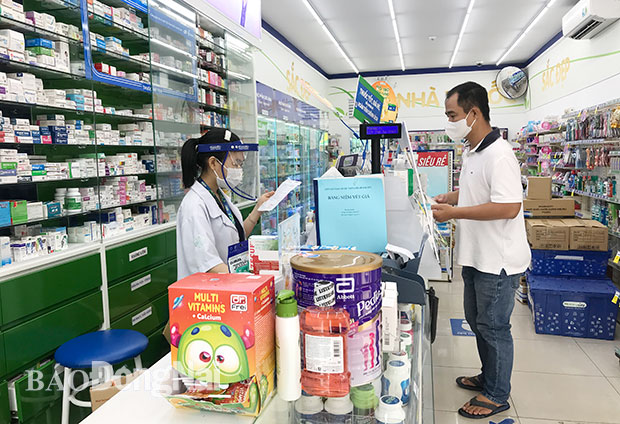 Người dân đến mua thuốc tại một nhà thuốc thuộc hệ thống Pharmacity trên đường Nguyễn Ái Quốc (TP.Biên Hòa). Ảnh: Phương Liễu