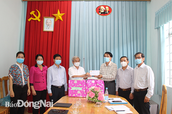 Thường trực MTTQ Việt Nam tỉnh trao tặng quà của Hội Doanh nhân trẻ tỉnh hỗ trợ các chốt phòng dịch TP.Biên Hòa