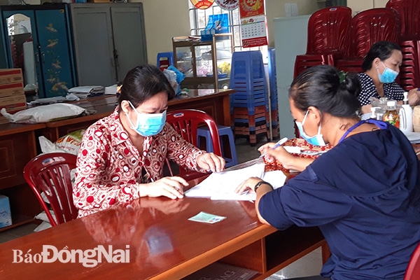 UBND P.Quang Vinh, TP.Biên Hoà chi hỗ trợ cho lao động tự do bị mất việc làm do ảnh hưởng của dịch bệnh.