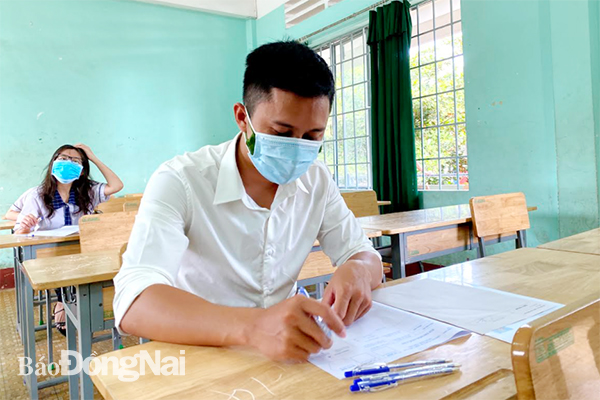 Nguyễn Văn Hà là thí sinh của tỉnh Bình Phước đã tốt nghiệp THPT. Năm nay anh đăng ký thi để lấy điểm xét tuyển vào đại học nhưng đợt 1 anh không thể dự thi, còn đợt 2 tỉnh Bình Phước lại không tổ chức thi nên anh được gửi lên Đồng Nai dự thi