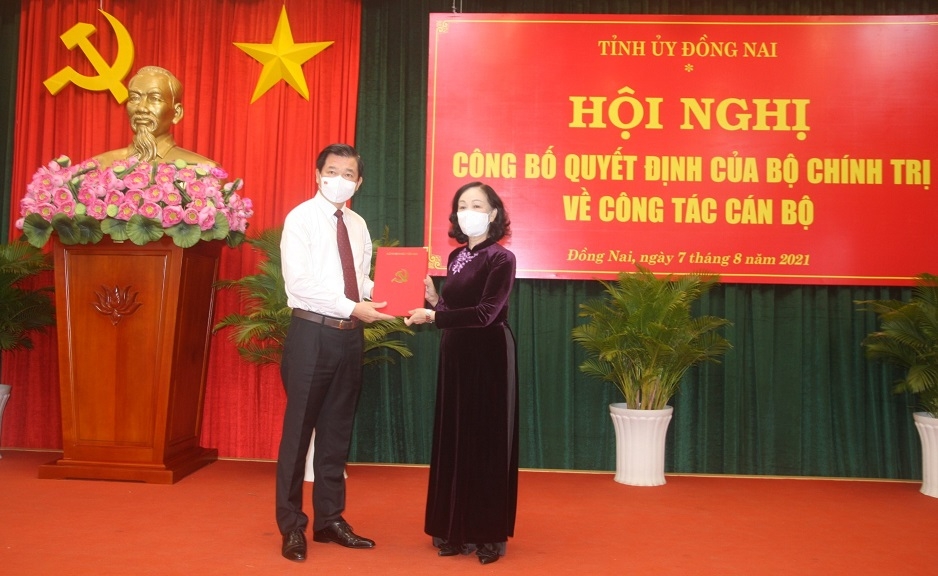 Politburo member Truong Thi Mai (R) presents the Politburo’s decision to assign Nguyen Hong Linh as Secretary of the Dong Nai provincial Party Committee.