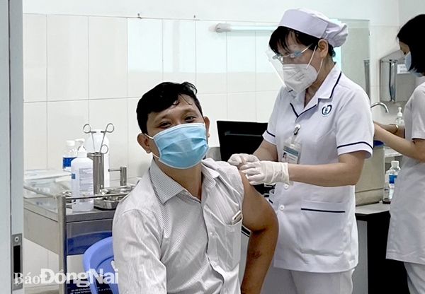 Nhân viên Bệnh viện Đa khoa Thống Nhất tiêm vaccine ngừa Covid-19 cho một trường hợp thuộc lực lượng tuyến đầu chống dịch. Ảnh: Kim Liễu