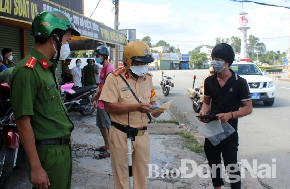 Một số người dân cũng được lực lượng công an nhắc nhỡ chấp hành quy định phòng dịch