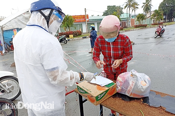 Đại diện Liên đoàn Lao động tỉnh tặng quà cho người lao động  ở trọ khu vực phong tỏa, cách ly y tế