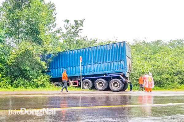 Xe container lao vào lề đường khi đang lưu thông trên đèo Con Rắn trong cơn mưa sáng 30-6