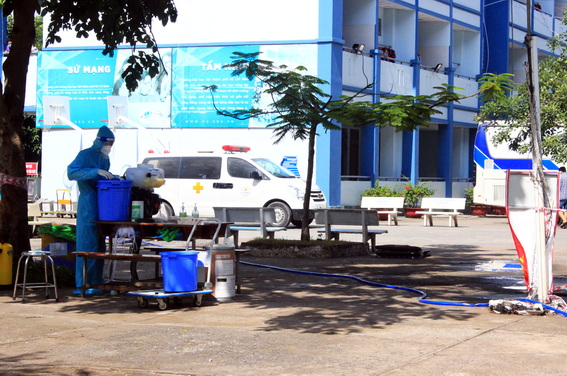 ảnh: Nhân viên y tế làm nhiệm vụ trong Bệnh viện dã chiến số 3 – Trường đại học Mở TP.HCM cơ sở 2 tại P.Long Bình Tân, TP.Biên Hòa.