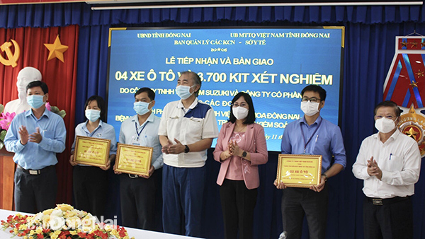 Lãnh đạo tỉnh tiếp nhận bảng tượng trưng công ty TNHH Việt Nam Suzuki trao tặng xe ô tô hỗ trợ phòng dịch Covid-19