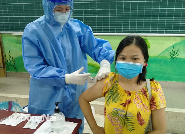 Tiêm vaccine cho giáo viên tại điểm tiêm Trường tiểu học Trần Quốc Tuấn