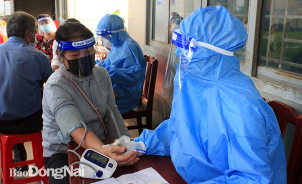Kiểm tra sức khỏe cho người dân trước khi tiêm vaccine phòng Covid-19 trên địa bàn TP.Biên Hòa