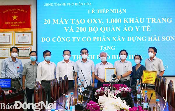 Lãnh đạo Thành ủy, UBND TP Biên Hòa tiếp nhận bảng biểu trưng các trang thiết bị y tế từ Công ty Cổ phần xây dựng Hải Sơn trao tặng