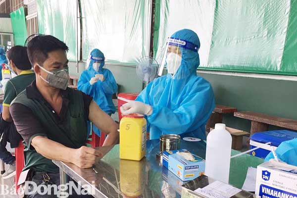 Công nhân Công ty CP Taewkang Vina (TP.Biên Hoà) được tiêm vaccine ngừa Covid-19