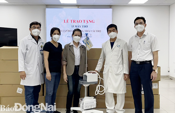 Đại diện Tập đoàn Phong Thái trao máy thở cho lãnh đạo Bệnh viện đa khoa Thống Nhất