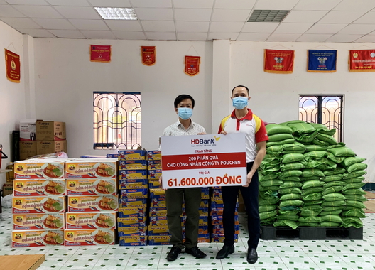 Đại diện Ngân hàng TMCP Phát triển TP.Hồ Chí Minh (HDBank) chi nhánh Sở giao dịch Đồng Nai trao 200 phần quà của HDBank hỗ trợ cho công nhân Công ty TNHH Pouchen Việt Nam (TP.Biên Hòa). (Ảnh: CTV)