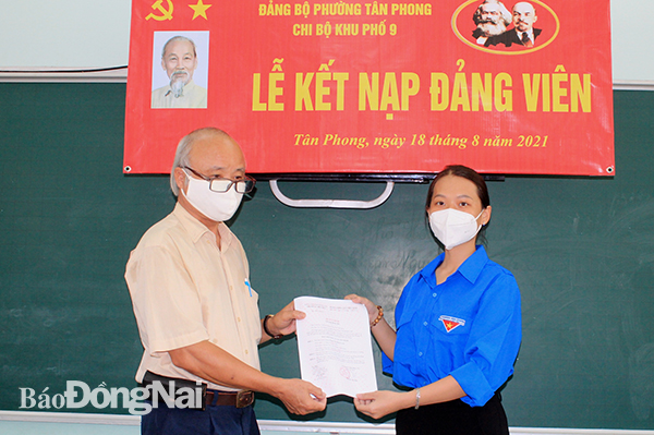 Đại diện Chi bộ KP.9 trao quyết định kết nạp đảng viên mới cho quần chúng Phạm Thị Khánh Linh