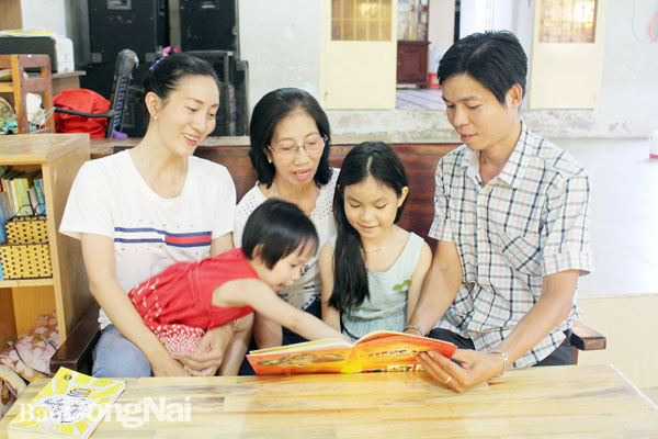Gia đình anh Phan Sông Đông (P.Trảng Dài, TP.Biên Hòa) cùng nhau đọc sách, vui chơi. Ảnh: L.Na
