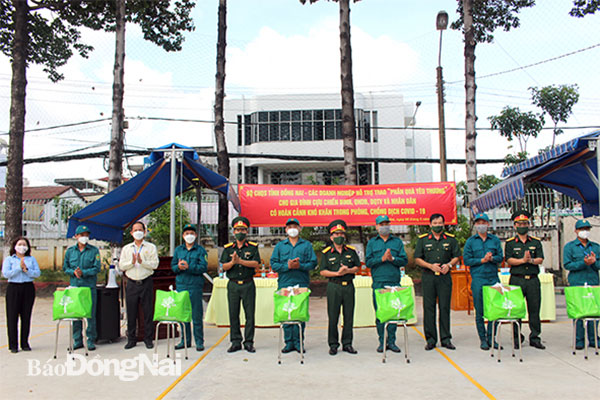Lãnh đạo Bộ Chỉ huy quân sự tỉnh tặng quà cán bộ, chiến sĩ dân quân tự vệ khó khăn đang làm nhiệm vụ tại tâm dịch. Ảnh: Nguyệt Hà