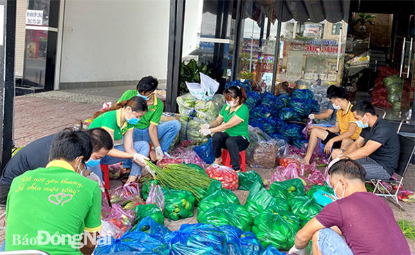 Hội viên Chi hội Thanh niên Thiện Tâm (H.Nhơn Trạch) chia rau củ quả thành từng phần để gửi tặng công nhân tại khu nhà trọ. Ảnh: Chi hội Thiện Tâm cung cấp