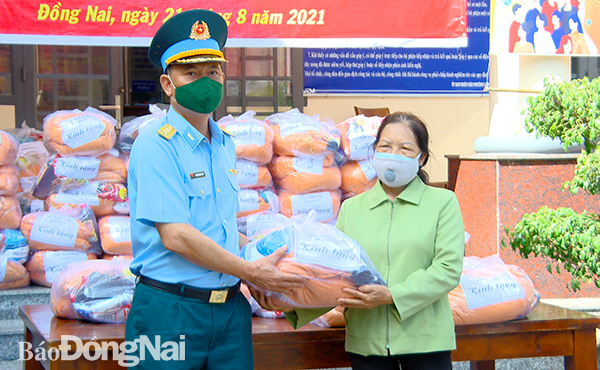 Lãnh đạo Sư đoàn 935 (Quân chủng PK-KQ) tặng quà cho đại diện các hộ dân gặp khó khăn ở phường Long Bình