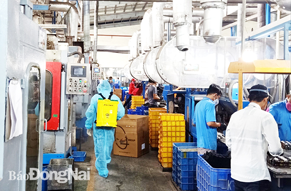 Công ty TNHH Việt Nam Center Power Tech ở Khu công nghiệp Nhơn Trạch 2 (H.Nhơn Trạch) tổ chức khử khuẩn thường xuyên trong nhà máy để đảm bảo phòng dịch