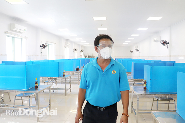 Công ty TNHH Chang Dae Vina ở Khu công nghiệp Amata (TP.Biên Hòa) bố trí khu ăn uống cho lao động lưu trú có vách ngăn đảm bảo phòng, chống dịch bệnh