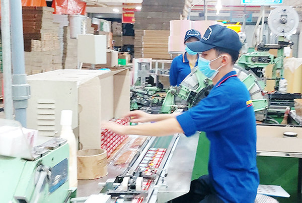 Công nhân thuộc Tổng công ty Công nghiệp thực phẩm Đồng Nai thực hiện sản xuất “3 tại chỗ”