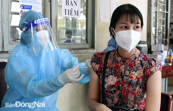 Tiêm vắc xin cho giáo viên tại phường Trảng Dài, TP. Biên Hòa