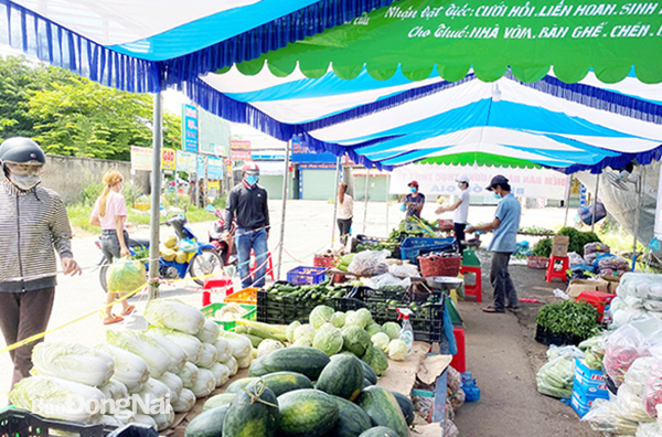 Gian hàng nhu yếu phẩm bình ổn giá hỗ trợ người dân tại xã Thạnh Phú, H.Vĩnh Cửu