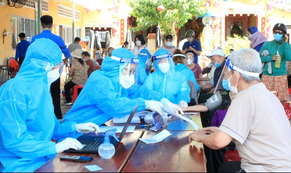 Đoàn viên thanh niên tình nguyện tham gia nhập liệu, hướng dẫn người dân điền thông tin phục vụ công tác tiêm vaccine phòng Covid-19 tại P.Tân Phong, TP.Biên Hòa