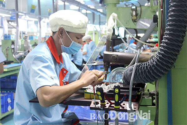 Sản xuất linh kiện điện tử xuất khẩu tại Công ty TNHH Kyokuto Việt Nam ở Khu công nghiệp  Nhơn Trạch 3 giai đoạn 2 (H.Nhơn Trạch). Ảnh: H.GIANG