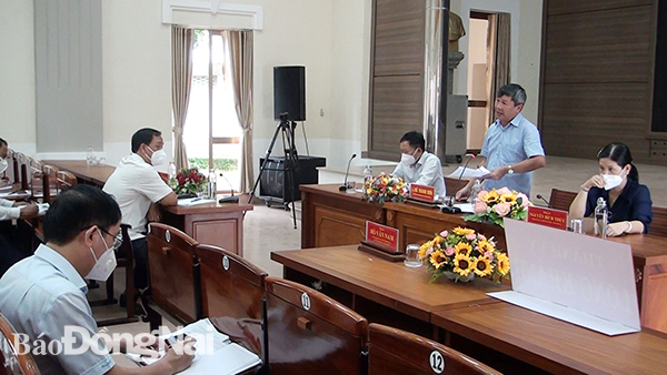 Đồng chí Phó bí thư Thường trực Tỉnh ủy Hồ Thanh Sơn phát biểu tại buổi làm việc với Ban chỉ đạo phòng, chống dịch Covid-19 TP.Long Khánh (Ảnh: Danh Lộc)