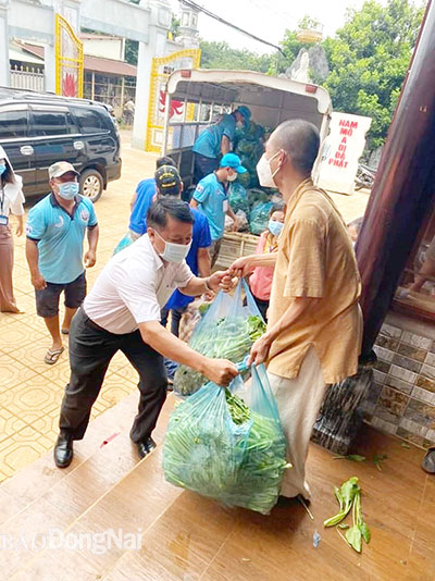 Anh Trần Văn Thức, Chủ tịch Liên đoàn Lao động H.Cẩm Mỹ bốc vác hàng hóa vận chuyển vào khu vực phong tỏa tặng người dân