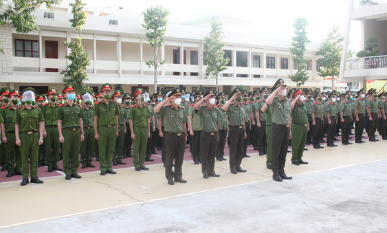 Lãnh đạo Công an tỉnh chào cờ tại Lễ tiếp nhận các cán bộ, học viên