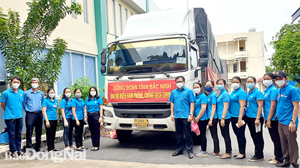 Lãnh đạo Liên đoàn Lao động tỉnh tiếp nhận hàng hóa từ đoàn viên, người lao động tỉnh Bắc Ninh hỗ trợ công nhân Đồng Nai. Ảnh: N.Hòa