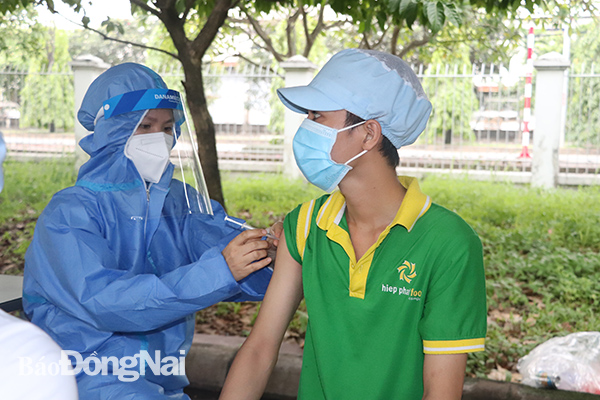 Tiêm vaccine phòng Covid-19 tại Công ty TNHH Sản phẩm máy tính Fujitsu Việt Nam (TP.Biên Hòa).
