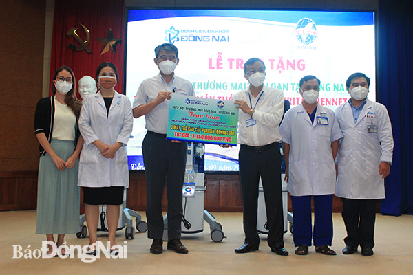 Ông Wu Ming Ying, Hội trưởng Hiệp hội Thương mại Đài Loan tại Đồng Nai trao tặng 3 máy thở cho lãnh đạo Bệnh viện Đa khoa Đồng Nai.