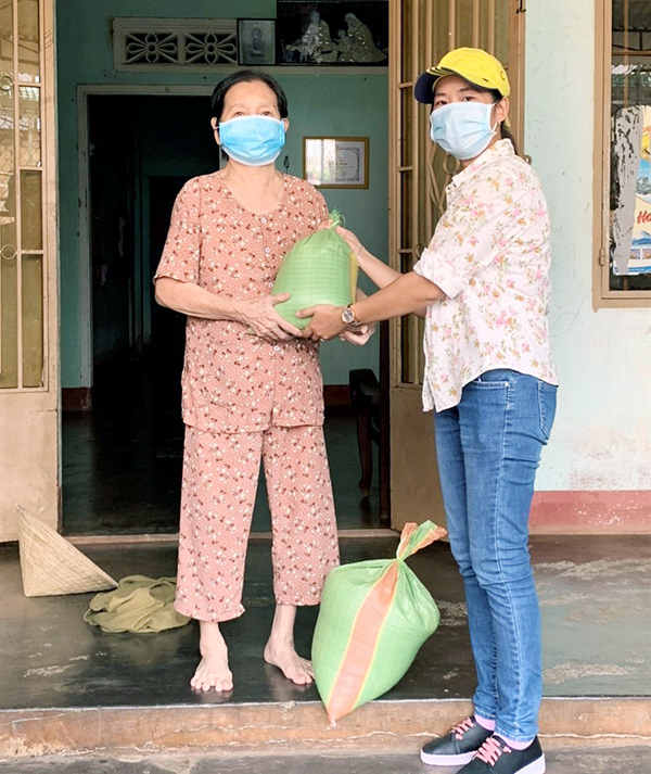 Người dân P.Xuân Hòa (TP.Long Khánh) được lực lượng của UBND phường đưa gạo đến tận nhà. (ảnh: Đặng Hiếu)
