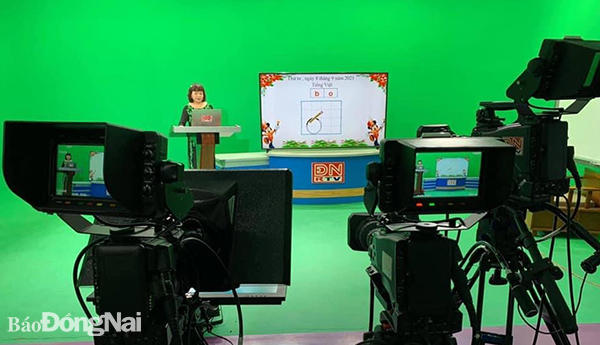 Một buổi ghi hình dạy học trên truyền hình do Sở GD-ĐT phối hợp với Đài PT-TH Đồng Nai thực hiện