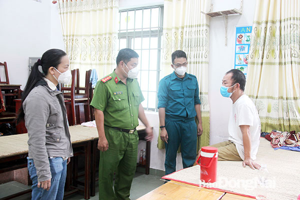 Cán bộ Công an các đoàn thể P.An Bình thường xuyên thăm hỏi, động viên người sống lang thang yên tâm ở lại khu tập trung của phường để phòng, chống dịch bệnh