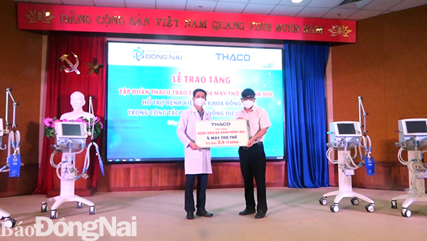 Công ty CP ô tô Trường Hải trao tặng 4 máy thở Savina 300 cho Bệnh viện đa khoa Đồng Nai. Ảnh: Thành Nhân