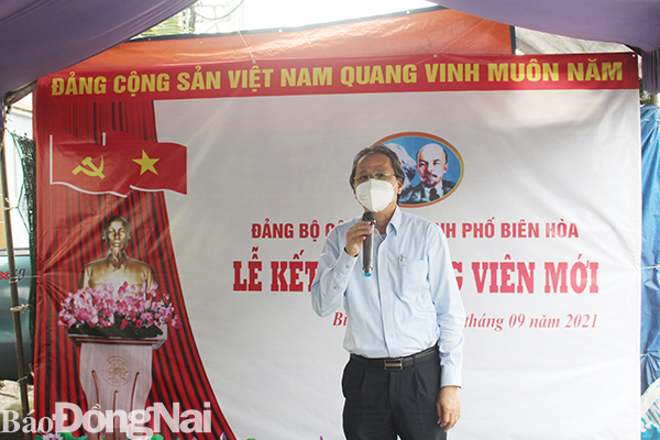 Đồng chí Huỳnh Thanh Bình, Chủ nhiệm Ủy ban Kiểm tra Tỉnh ủy phát biểu tại Lễ kết nạp đảng viên