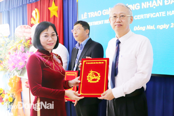 Phó chủ tịch UBND tỉnh Nguyễn Thị Hoàng trao giấy chứng nhận cho nhà đầu tư FDI (ảnh chụp cuối tháng 4-2021). Ảnh: H.Giang