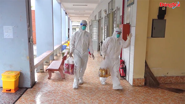 Những y, bác sĩ tình nguyện đi vào tâm dịch