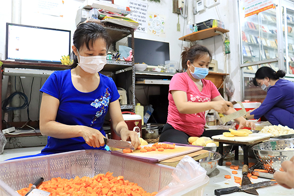 Các thành viên Nhóm thiện nguyện Phước Quý (TP.Biên Hòa) cùng tham gia nấu những bữa ăn sáng để kịp giao đến các bệnh viện dã chiến              