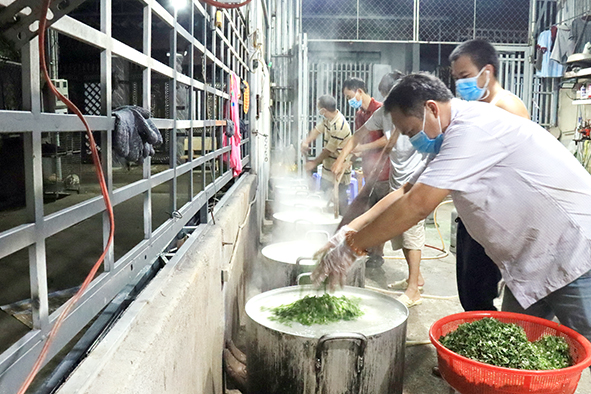 Các thành viên Nhóm thiện nguyện Phước Quý (TP.Biên Hòa) cùng tham gia nấu những bữa ăn sáng để kịp giao đến các bệnh viện dã chiến              
